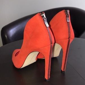Sz 8 🔥 Orange-Red BCBG Zipper Backed Pumps